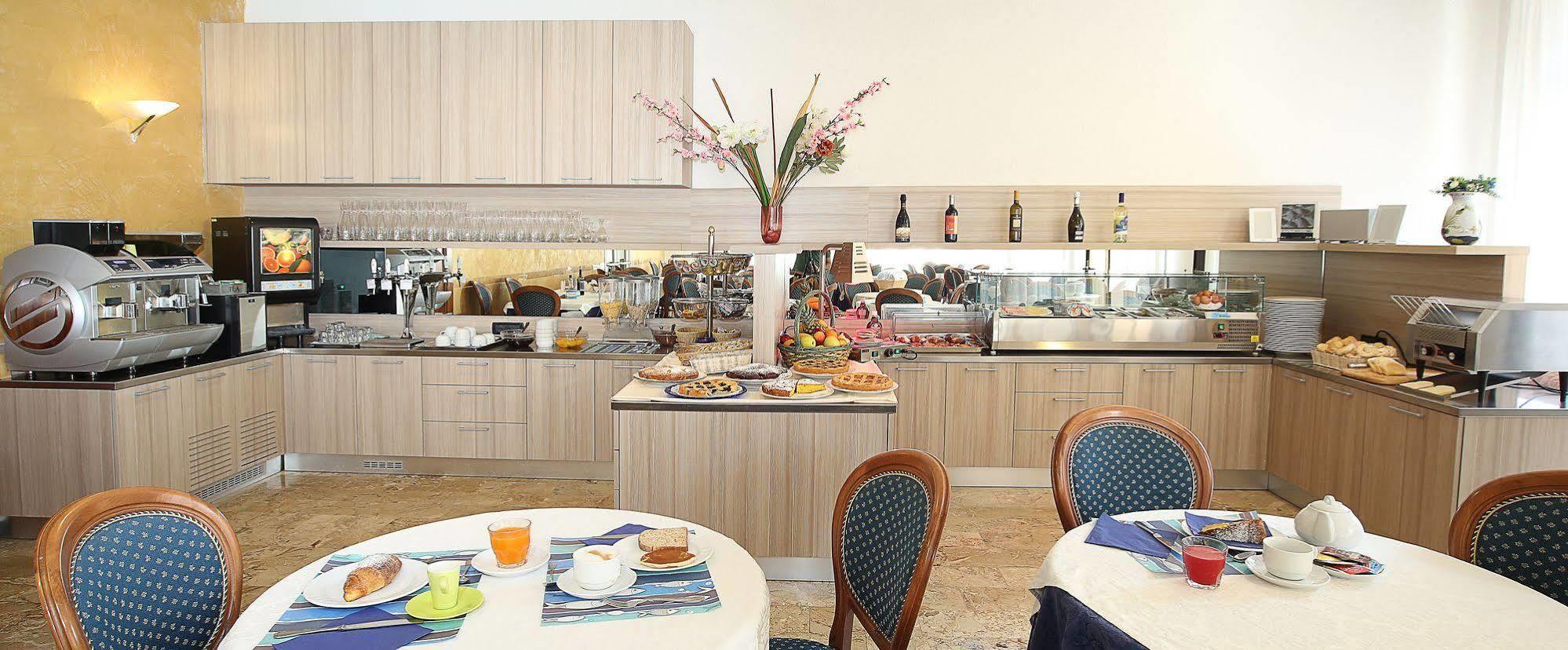 Hotel Piccinelli Rimini Buitenkant foto